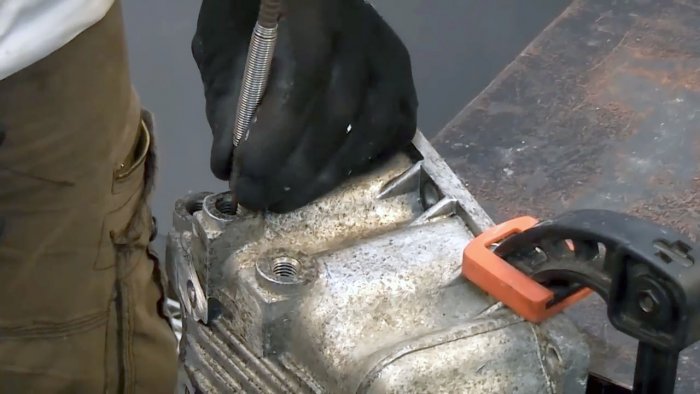 Как извлечь сломанный болт или шпильку из глубокого отверстия Как извлечь сломанный болт или шпильку из глубокого отверстия авто и мото,автоновости,автосоветы