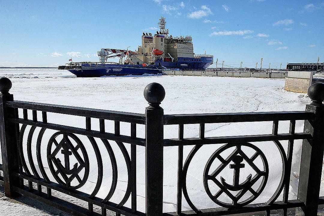 Ледокол "Новороссийск" у набережной реки Северная Двина в Архангельске. ФОТО Александр Рюмин/ТАСС 