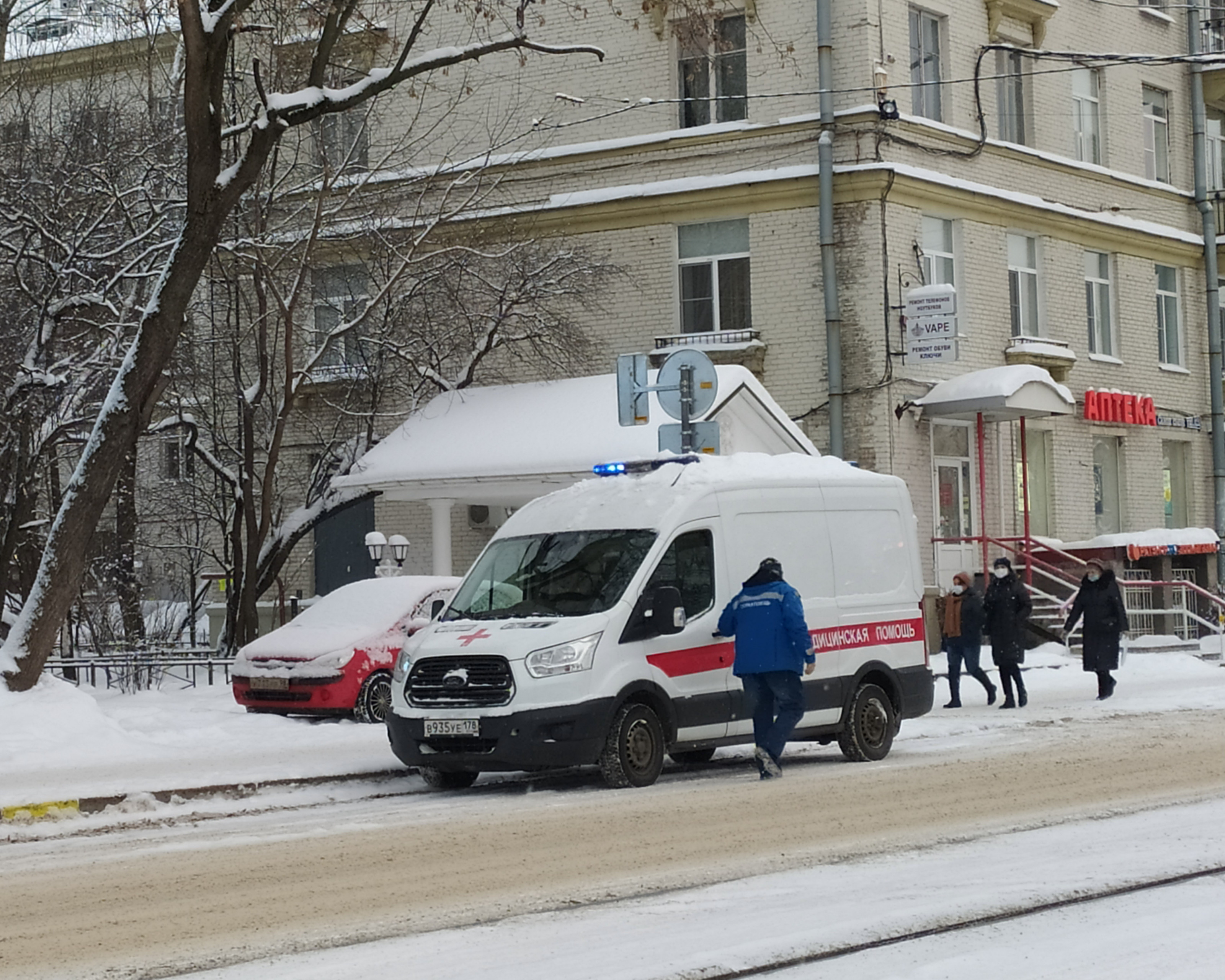 В Новосибирске водители скорой помощи не получили всю зарплату за декабрь
