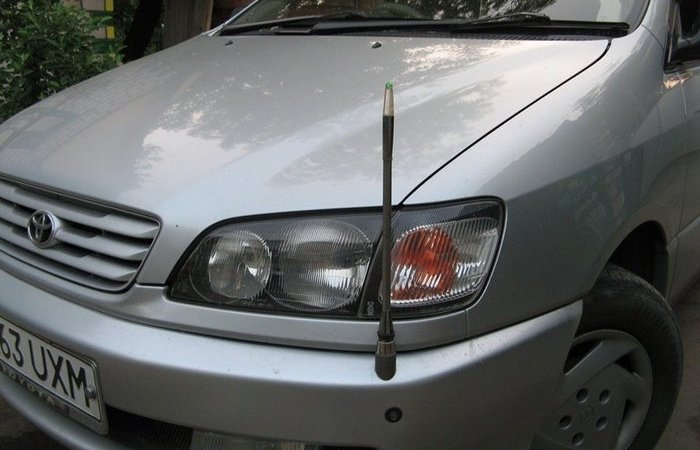 Зачем некоторым японским авто антенна впереди бампера