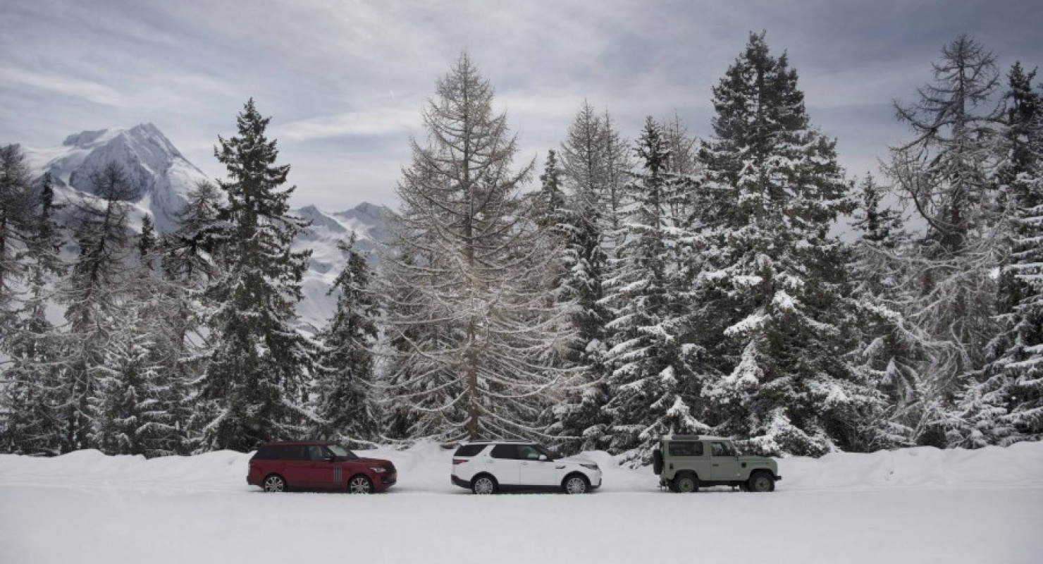 Стало известно, сколько стоит новый Land Rover Defender по подписке в РФ 