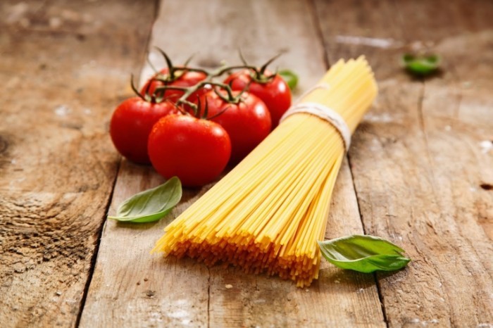 Fotolia 44799467 Subscription Monthly XXL 700x466 Спагетти и помидор   Spaghetti and tomato