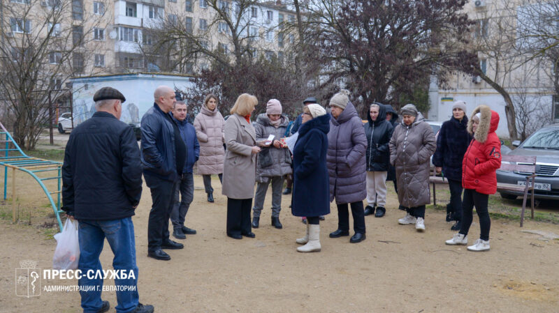 Глава Евпатории выясняет, какие проблемы у горожан — проводит встречи во дворах