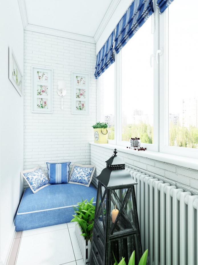 балкон с зоной отдыха в дизайне квартиры в стиле прованс