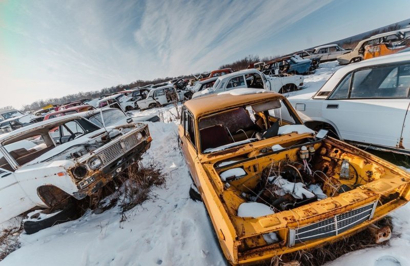 12 загадочных автосвалок, где можно найти удивительные автомобили