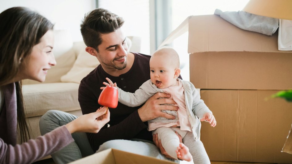 Мама с папой играют с ребенком Мама с папой играют с ребенком