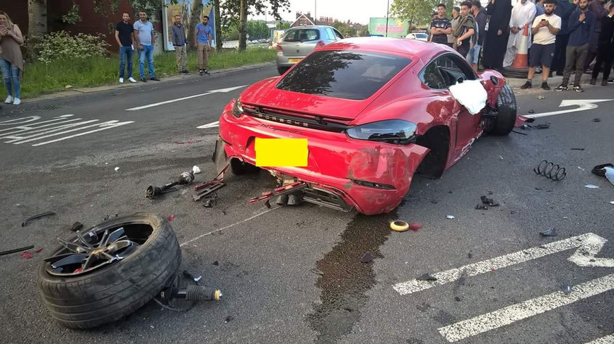 Водители Ferrari и Porsche уничтожили свои суперкары, после чего сбежали с места ДТП аварии,авто,автомобили,автомобиль,дтп,происшествия,ремонт