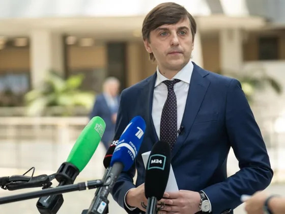 министр просвещения Кравцов написал слово «праздник» с ошибкой