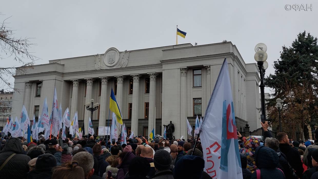 Украинские противники вакцинации перекрыли центр Киева и митинговали под окнами СБУ Общество