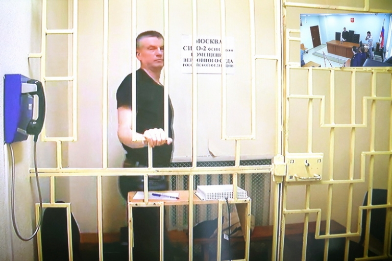 На фото: начальник главного управления кадров Минобороны РФ генерал-лейтенант Юрий Кузнецов (на экране) в режиме трансляции по видеосвязи из СИЗО.