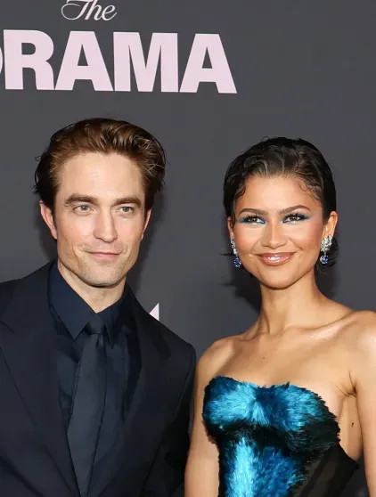 Зендая вышла в свет в кутюрном платье Schiaparelli из 65 тысяч шёлковых перьев something, чтото, Зендая, фильма, платье, которая, Паттинсон, премьере, ранее, Зендаи, актриса, драма, наряд, старом, Louis, Vuitton, одалживала, примеряла, Armani, Westwood