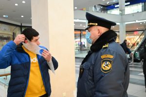 В торговых центрах САО за день оштрафовали 68 покупателей без масок и перчаток. Фото: Алексей Орлов, «Вечерняя Москва»