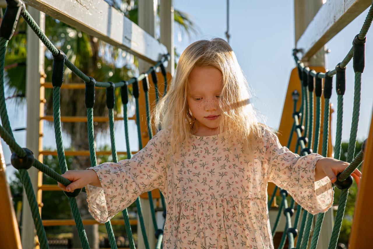 Почему ребенок не отпускает маму ни на шаг: причины и советы психолога