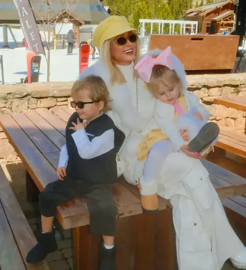 Пэрис Хилтон отдыхает с детьми на горнолыжном курорте Хилтон, детьмиПэрис, Пэрис, дочерью, соцсетях, предпринимателя, Картера, ЛондонПэрис, 45летняя, светской, бурной, критикуют, отказалась, уделяет, периодически, матерей, суррогатных, появились, которые, жизни