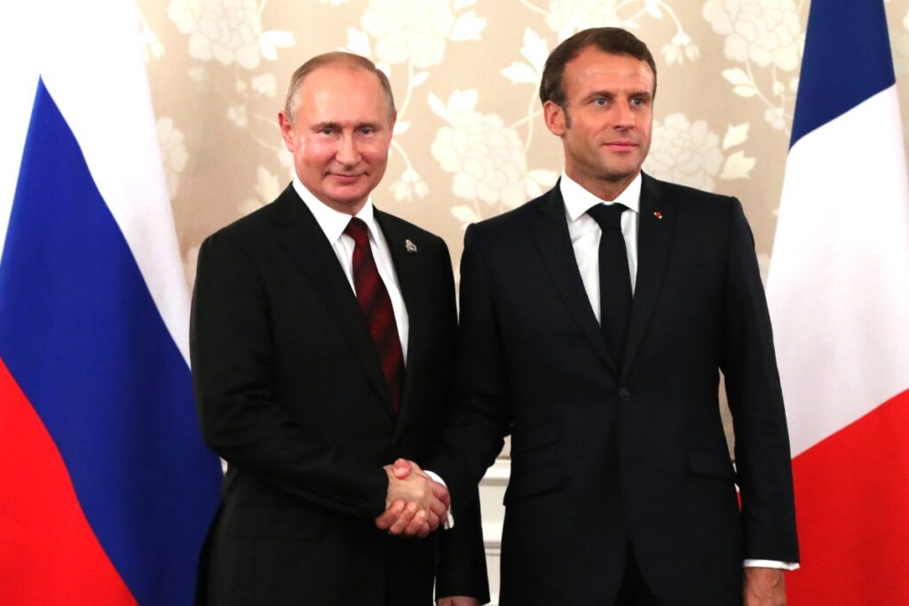 В Кремле оценили возможность диалога Путина и Макрона