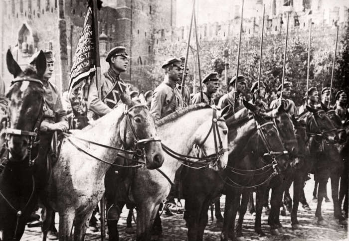 Парад Красной Армии в Москве проходивший во время голода и разрухи в стране. СССР, 1922 год.