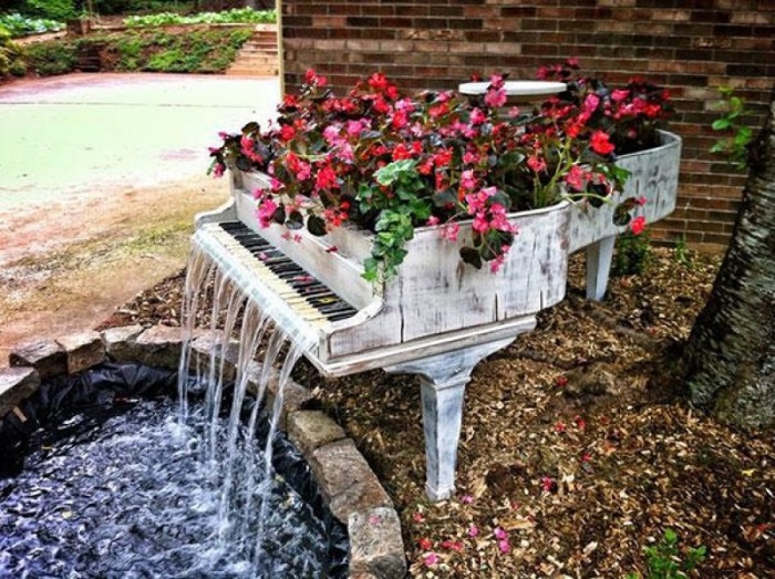  Декоративный водопад в виде рояля станет необычным дополнением в интерьере садового участка. 