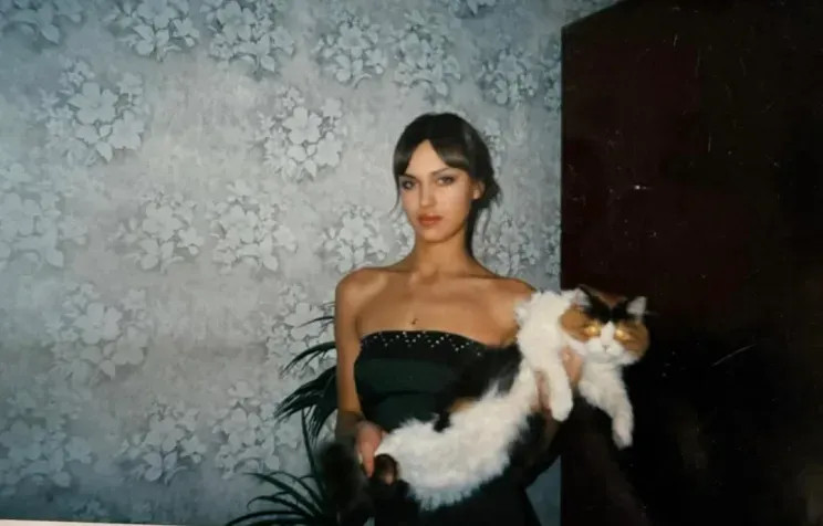 Мода нулевых и советский интерьер: Ирина Шейк поделилась своими подростковыми фото из России ШейкИрина, Ирина, сестройИрина, Челябинской, сестрой, начала, городе, Еманжелинске, Vogue, БразилияИрина, D&039AlbaИрина, ШейкШейк, живёт, НьюЙорке, вместе, восьмилетней, дочерью, которую, родила, BazaarИрина