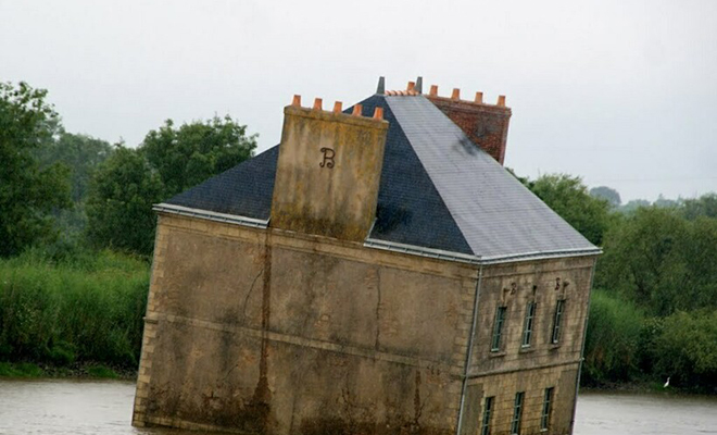 14 лет во Франции посреди реки стоит дом, который выглядит будто плавает по воде