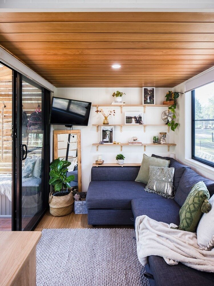 Маленький дом 28 м²: терраса из поддонов, спальни на антресоли, огород и курятник во дворе идеи для дома,интерьер и дизайн