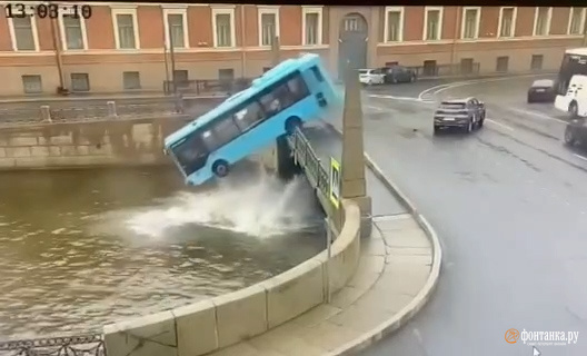 В центре Санкт-Петербурга пассажирский автобус упал с Поцелуева моста в реку Мойку