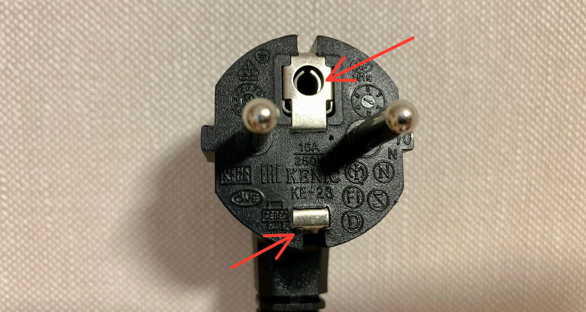 Для чего на электрической вилке есть специальные вырезы?