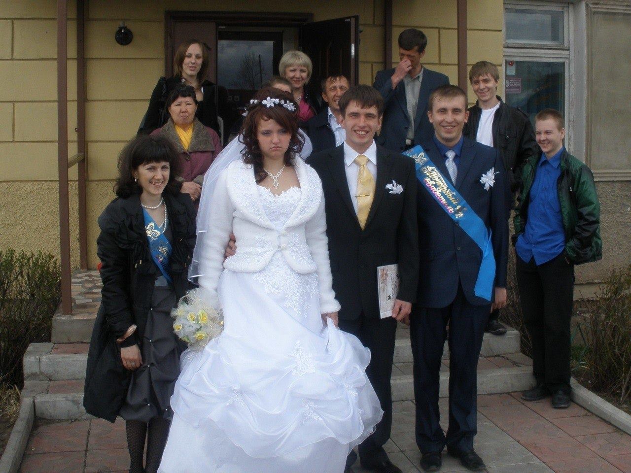 Женихи не нужны. Грустная невеста на свадьбе. Недовольная невеста. Свадебные фотографии в ЗАГСЕ.
