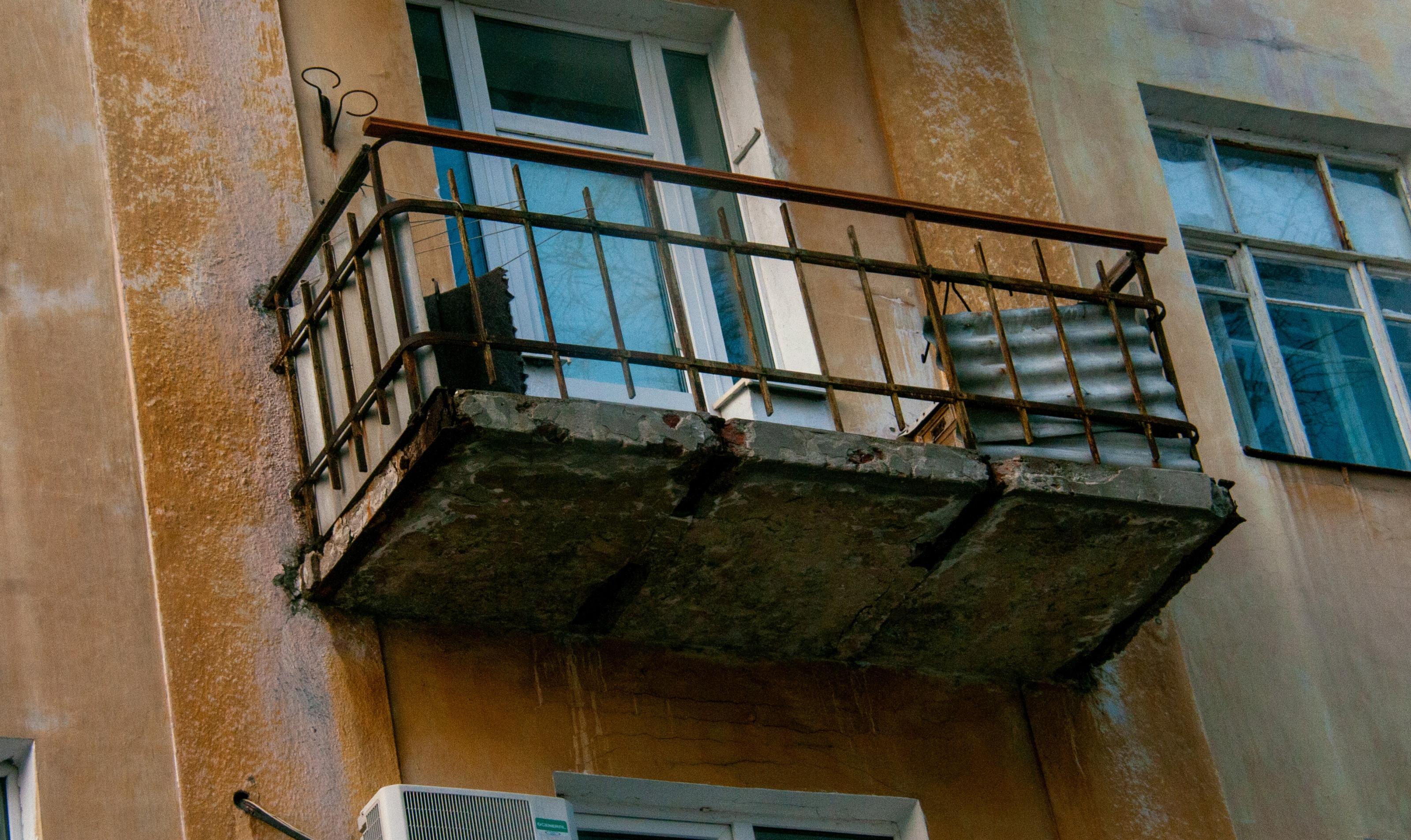 Может ли упасть балкон в панельном доме