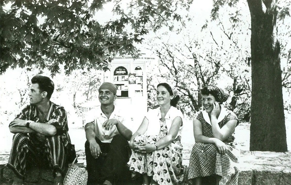 Только расточительные советские люди выбрасывали газеты – чаще их берегли и использовали «в хозяйстве» Только расточительные советские люди выбрасывали газеты – чаще их берегли и использовали «в хозяйстве»