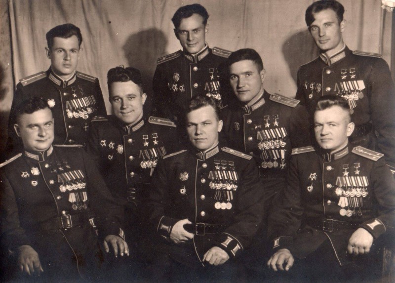На фото 8 человек, которые уничтожили 20 полных эскадрилий Люфтваффе Германии