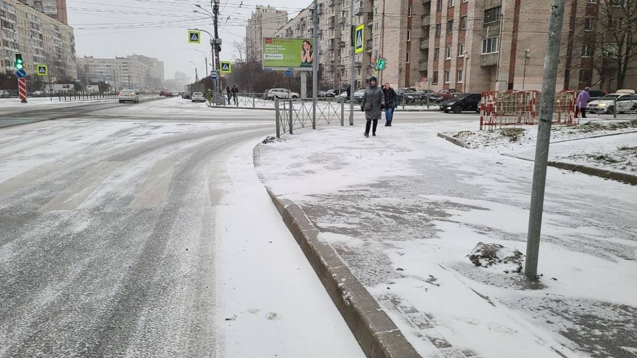 Власти Петербурга пустили на самотек уборку улиц во время снегопада
