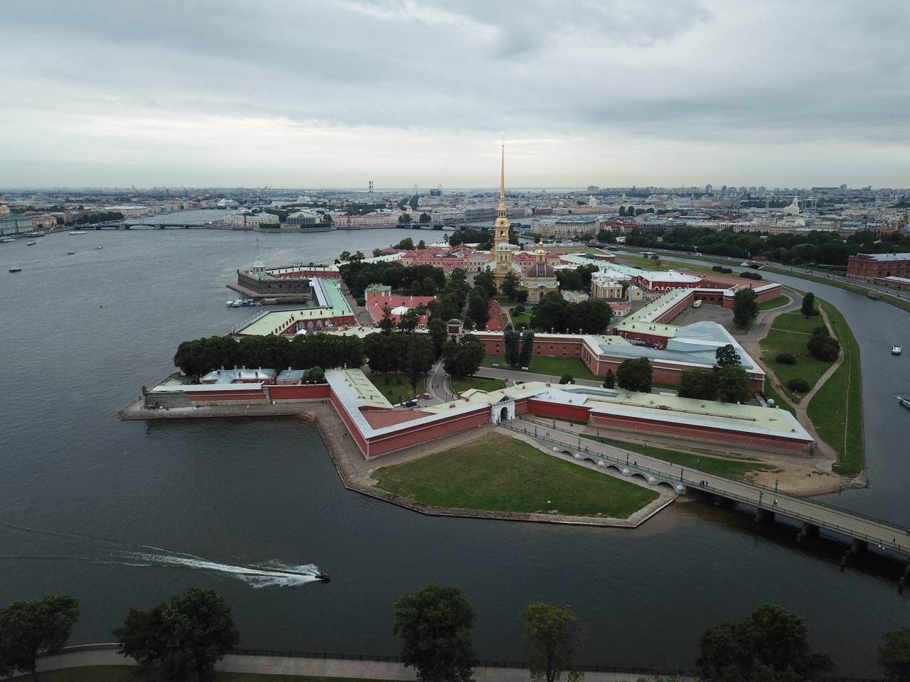 Культура и гостеприимство: жители 20 стран признали Петербург самым привлекательным городом России
