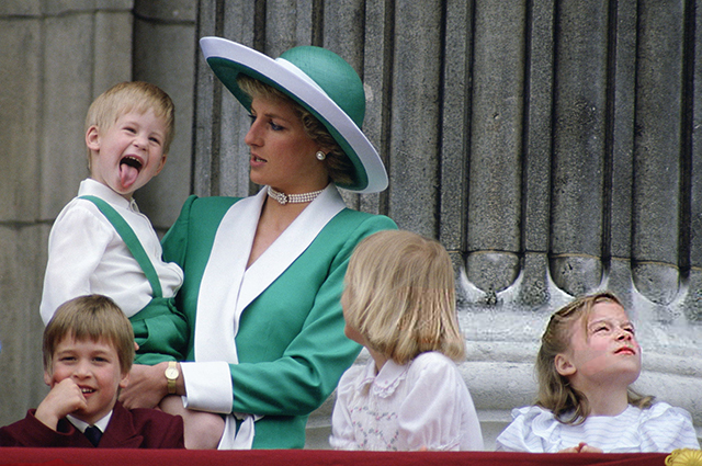 В роли мамы: самые трогательные фотографии принцессы Дианы с сыновьями Уильямом и Гарри Диана, Гарри, Принцесса, Уильям, принцем, матери, Уильямом, очень, когда, принцесса, сейчас, детей, мамой, только, своих, символом, всего, принц, нашей, попрежнему