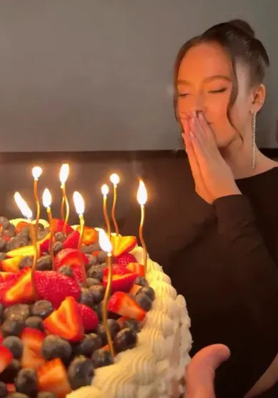 Мать в образе священника и трендовый торт: как Аглая Тарасова отметила день рождения с Ксенией Раппопорт, Юрием Колокольниковым, сестрой Софией и Антоном Филипенко Раппопорт, Ксения, Белякин, Аглая, София, Тарасовой, Тарасова, друзьями, Колокольников, Колокольникова, родила, рождения, актёр, ТарасоваДмитрий, отношениях, актрисы, Чайкина, Филипенко, Анастасия, вместе