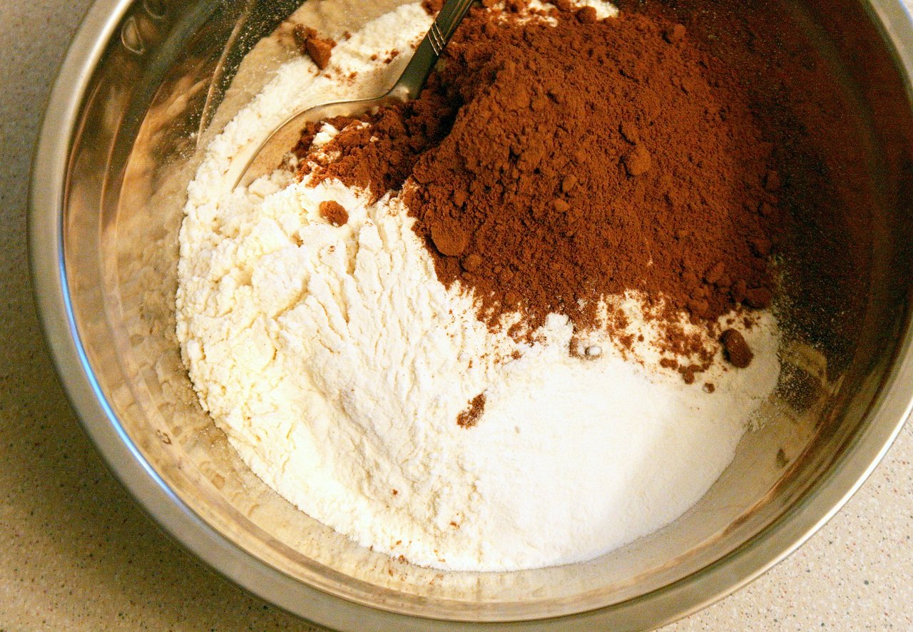 Шоколадный крем молоко какао. Ингредиенты шоколадного бисквита для торта. Шоколадная мука. Тесто с какао. Шоколадный крем.