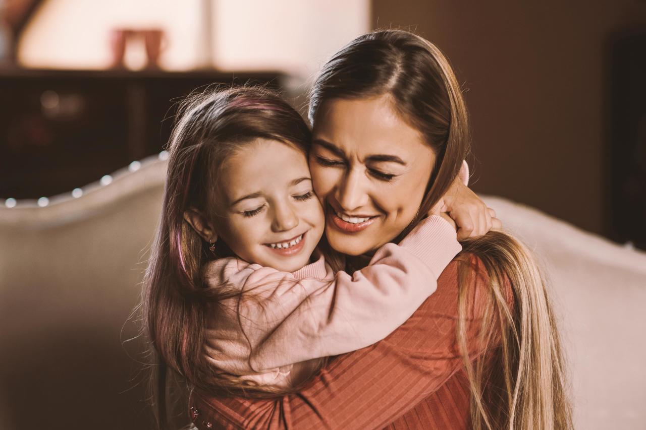 Почему ребенок не отпускает маму ни на шаг: причины и советы психолога