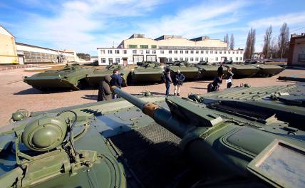 На фото: в прошлом месяце Житомирский бронетанковый завод передал Вооруженным силам Украины 26 отремонтированных боевых машин пехоты (БМП-1АК)
