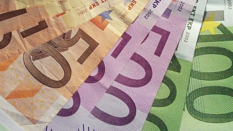 Курс евро упал до 58 рублей впервые с 25 июля