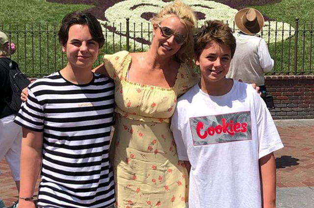 Бритни Спирс поделилась архивным снимком с сыновьями: 