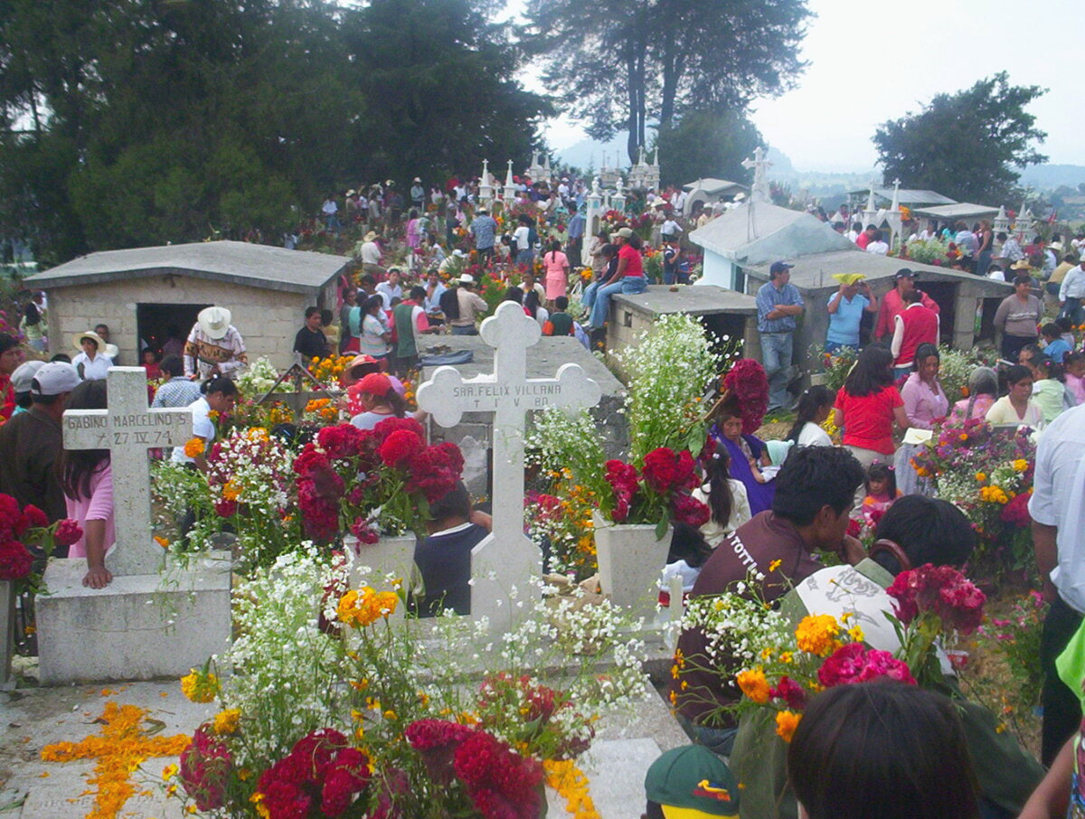 В День всех святых галисийцы заполняют могилы цветами в течение дня