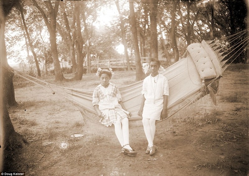Флоренс Джонс (справа) с подружкой на гамаке афроамериканец, история, прошлое, сегрегация, фотография