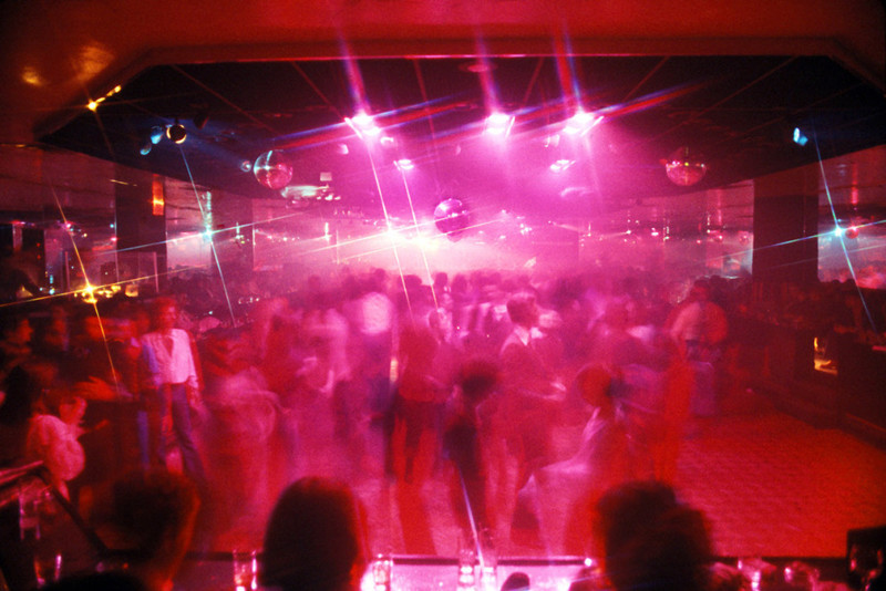 Толпа на танцполе нью-йоркского ночного клуба, 1978 год Веселые, люди, эпоха