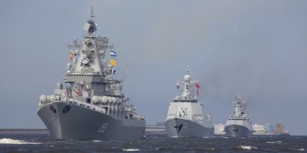 Российские и китайские военные корабли во время парада в День Военно-морского флота в Кронштадте, портовом городе в пригороде Санкт-Петербурга, Россия, 30 июля 2017 года. Фото / Reuters