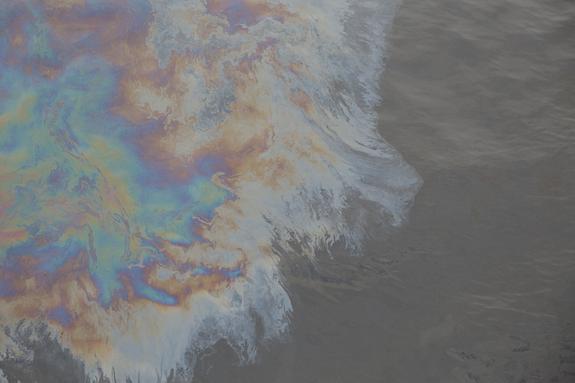 В акватории реки Невы обнаружены следы загрязнения нефтепродуктами