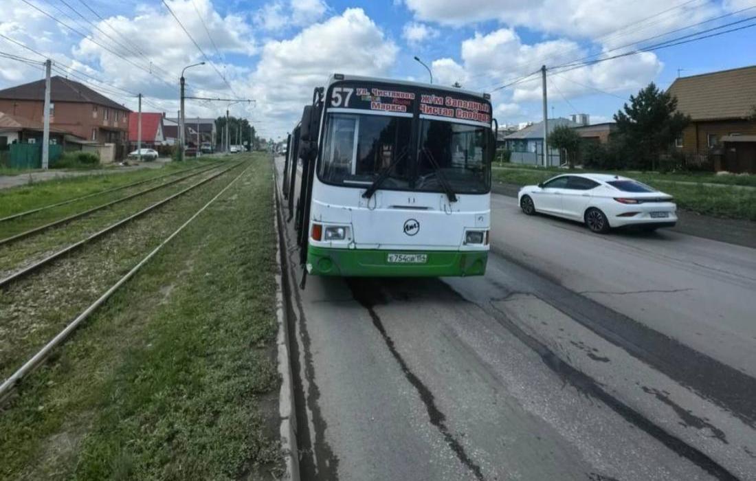 Колесо разорвало у автобуса: пострадал ребенок