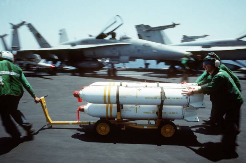 Зачем украинцы распиливают кассетные снаряды и достают их содержимое для снаряжения дронов Зачем украинцы распиливают кассетные снаряды и достают их содержимое для снаряжения дронов оружие