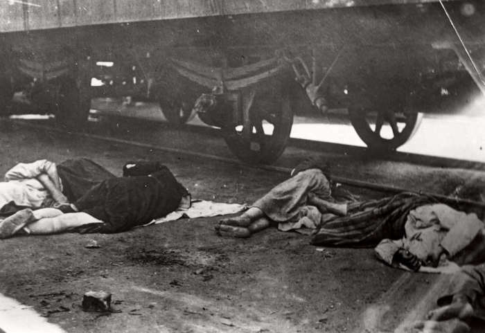 Погибшие от голода люди, разбросанные по земле возле железнодорожных путей. СССР, Поволжье, 1922 год. 