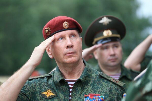 Откуда у Ельцина, Медведева и Золотова взялись краповые береты? Откуда у Ельцина, Медведева и Золотова взялись краповые береты?