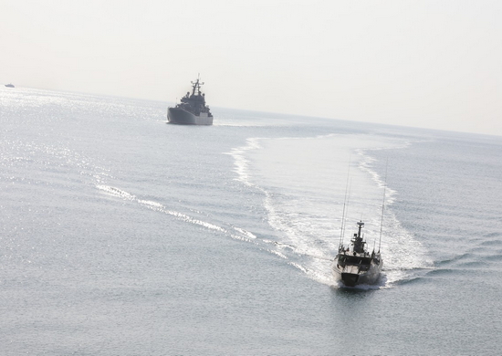 Морские пехотинцы Черноморского флота под прикрытием авиации осуществляют высадку на необорудованный участок побережья в Крыму