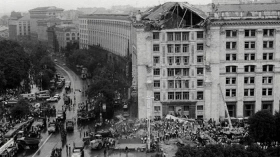 Как рухнул фасад Главпочтамта в Киеве